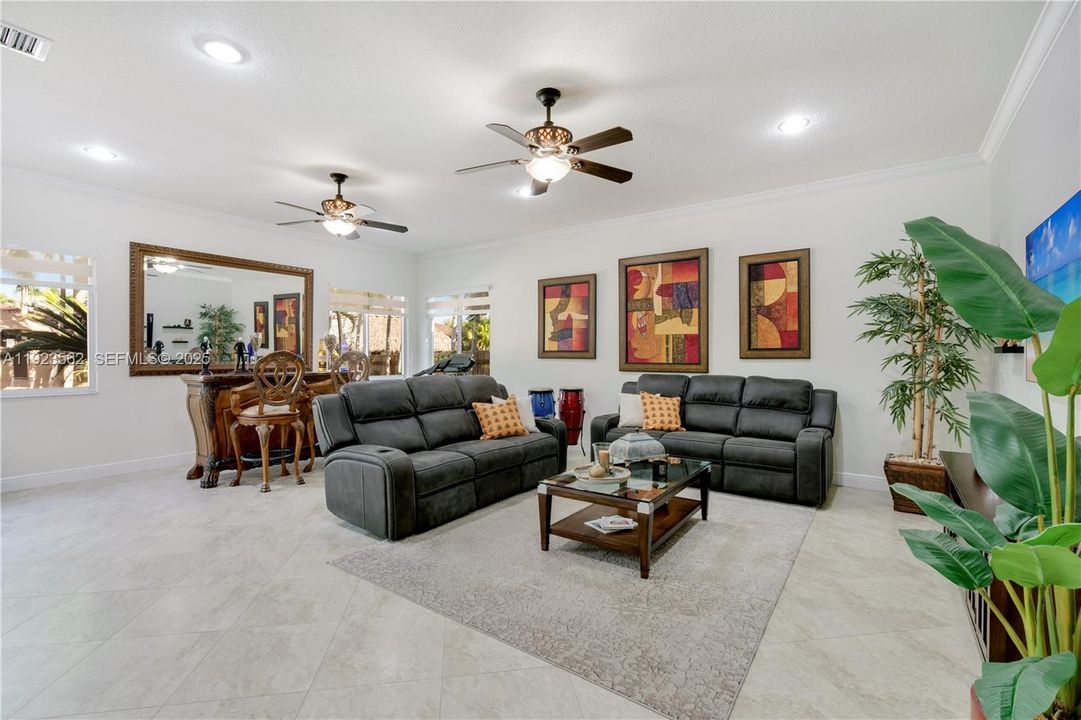 Под контрактом: $1,200,000 (5 спален, 4 ванн, 3363 Квадратных фут)