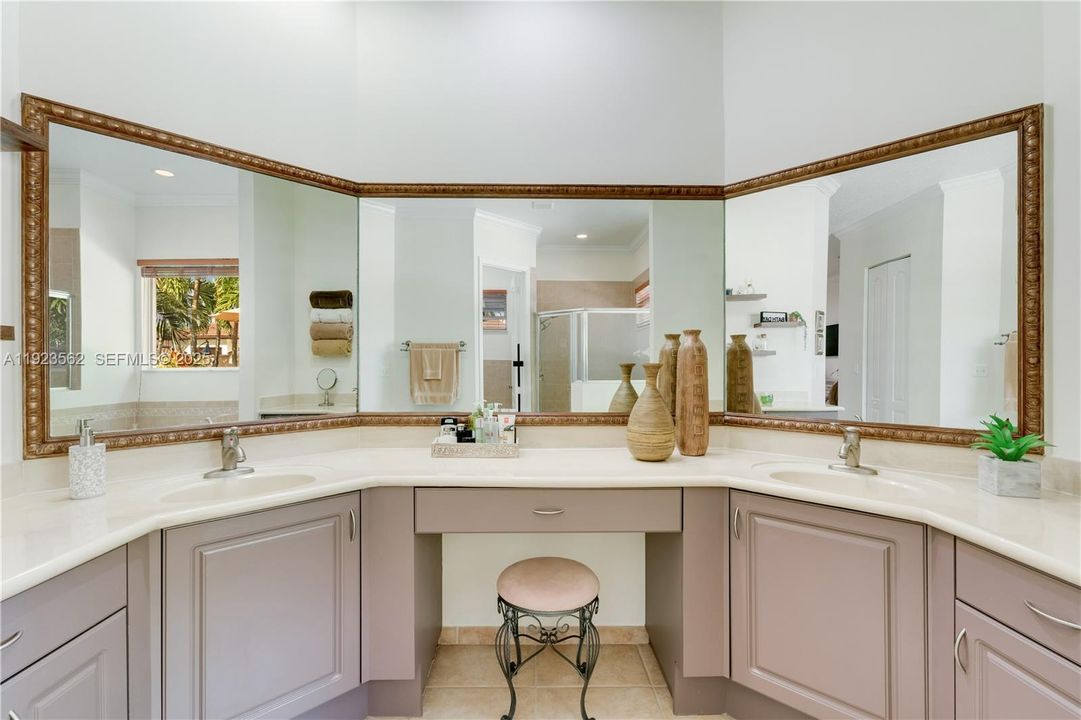 Под контрактом: $1,200,000 (5 спален, 4 ванн, 3363 Квадратных фут)