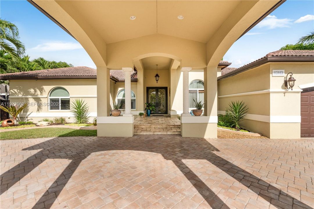 Под контрактом: $1,200,000 (5 спален, 4 ванн, 3363 Квадратных фут)