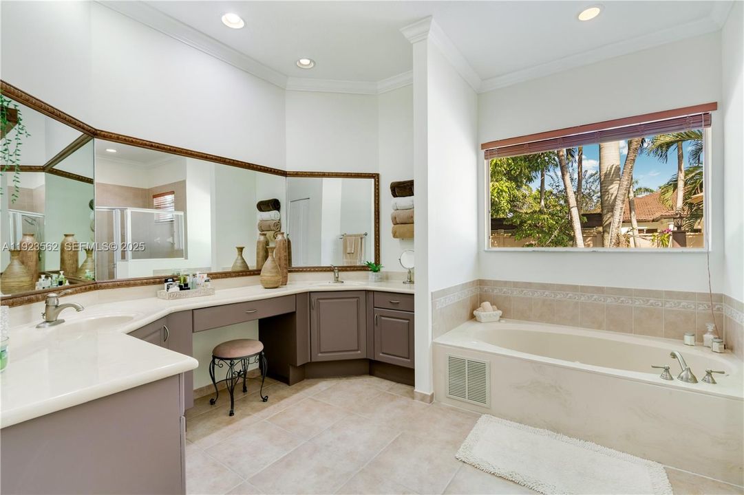 Под контрактом: $1,200,000 (5 спален, 4 ванн, 3363 Квадратных фут)