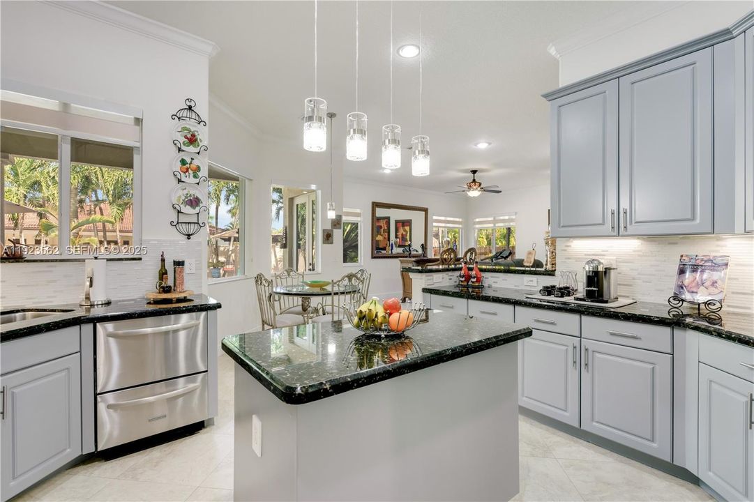 Под контрактом: $1,200,000 (5 спален, 4 ванн, 3363 Квадратных фут)