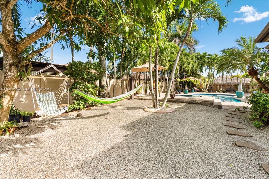 Под контрактом: $1,200,000 (5 спален, 4 ванн, 3363 Квадратных фут)