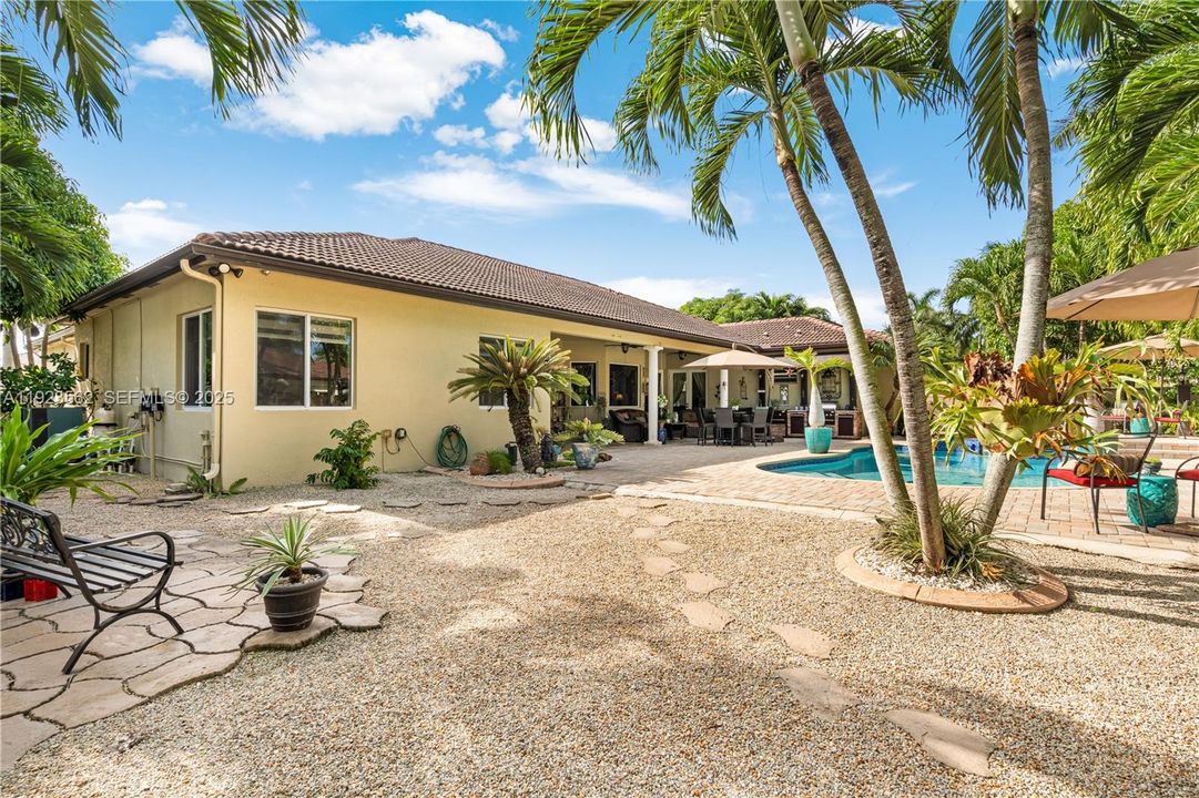 Под контрактом: $1,200,000 (5 спален, 4 ванн, 3363 Квадратных фут)