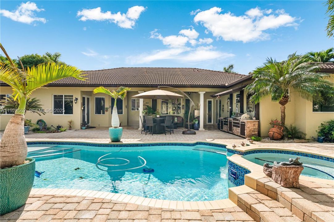 Под контрактом: $1,200,000 (5 спален, 4 ванн, 3363 Квадратных фут)