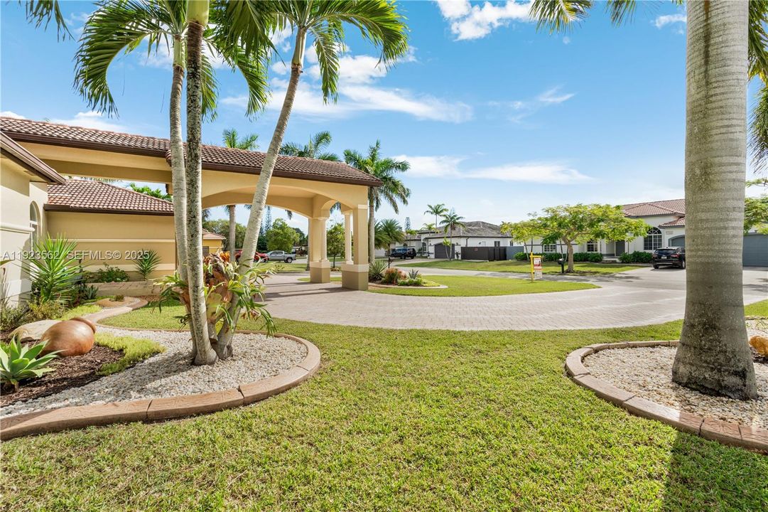 Под контрактом: $1,200,000 (5 спален, 4 ванн, 3363 Квадратных фут)