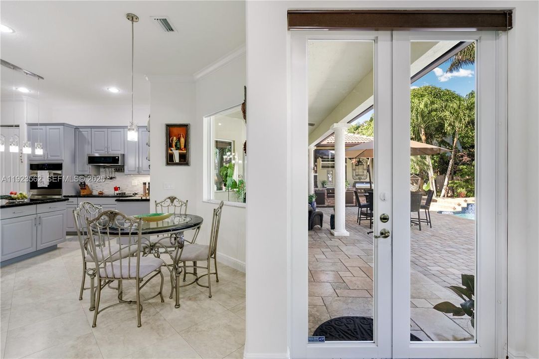 Под контрактом: $1,200,000 (5 спален, 4 ванн, 3363 Квадратных фут)