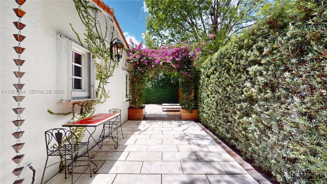 For Sale: $2,600,000 (4 beds, 3 baths, 2787 Square Feet)