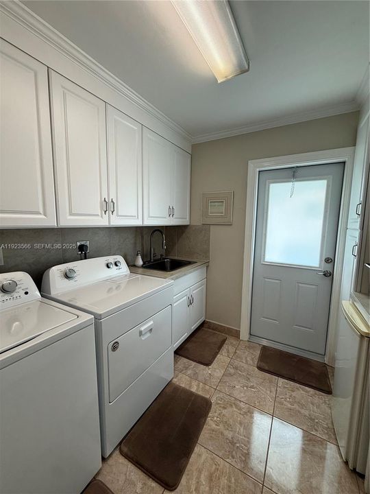 For Sale: $299,750 (2 beds, 1 baths, 806 Square Feet)