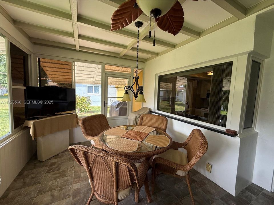 For Sale: $299,750 (2 beds, 1 baths, 806 Square Feet)