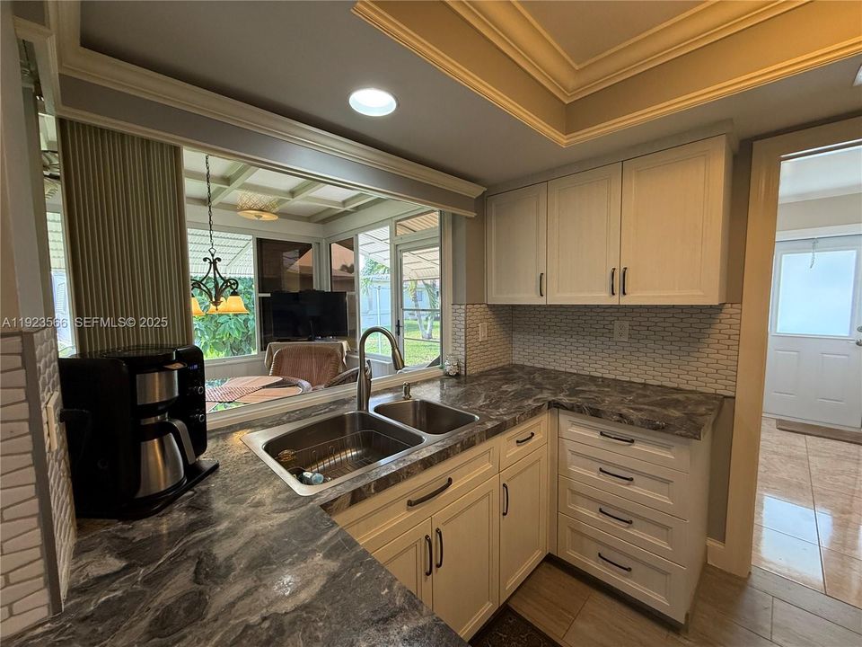 For Sale: $299,750 (2 beds, 1 baths, 806 Square Feet)