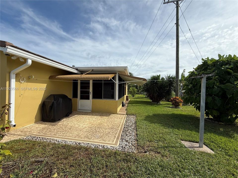 For Sale: $299,750 (2 beds, 1 baths, 806 Square Feet)