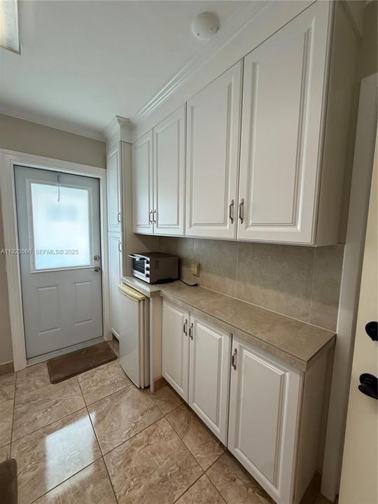 For Sale: $299,750 (2 beds, 1 baths, 806 Square Feet)