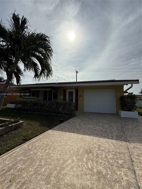 For Sale: $299,750 (2 beds, 1 baths, 806 Square Feet)