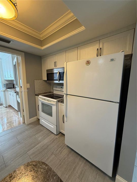 For Sale: $299,750 (2 beds, 1 baths, 806 Square Feet)