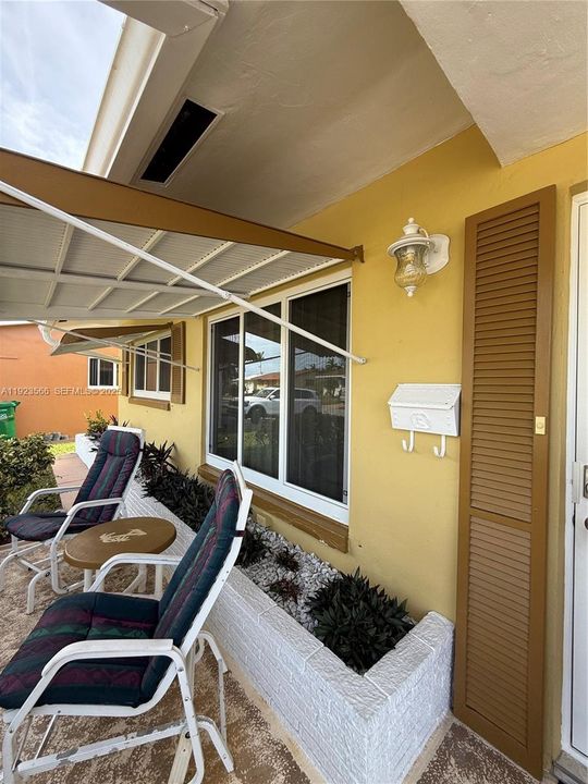 For Sale: $299,750 (2 beds, 1 baths, 806 Square Feet)