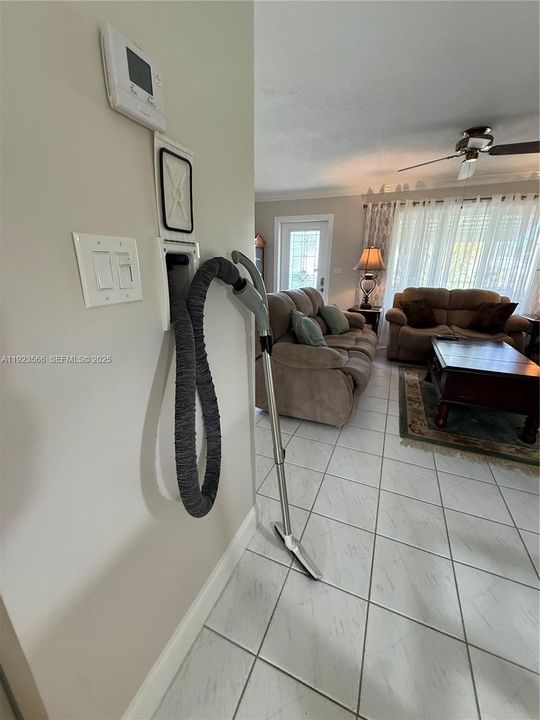 For Sale: $299,750 (2 beds, 1 baths, 806 Square Feet)