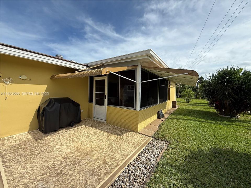 For Sale: $299,750 (2 beds, 1 baths, 806 Square Feet)