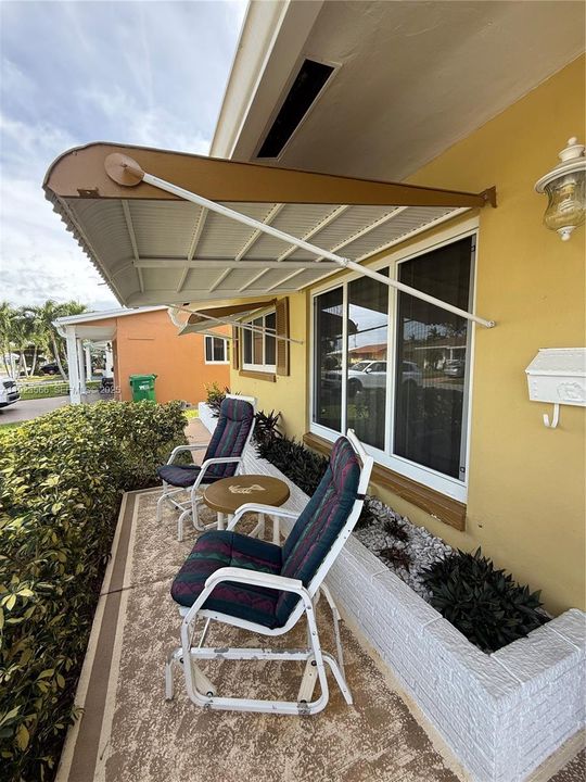 For Sale: $299,750 (2 beds, 1 baths, 806 Square Feet)