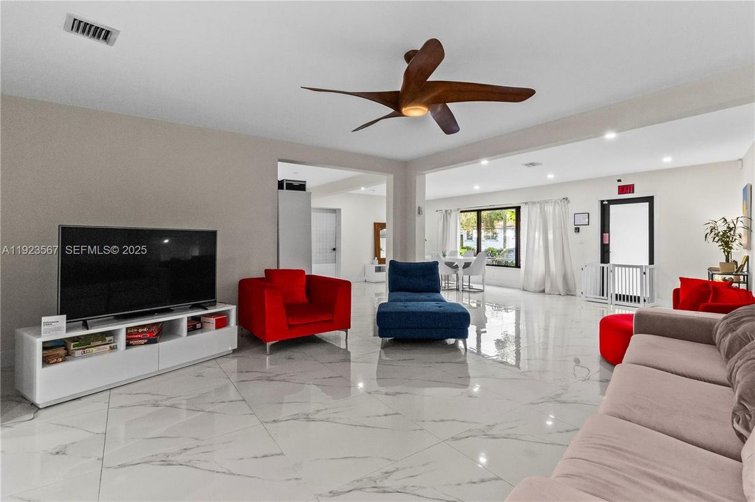 待售: $920,000 (4 贝兹, 3 浴室, 2172 平方英尺)