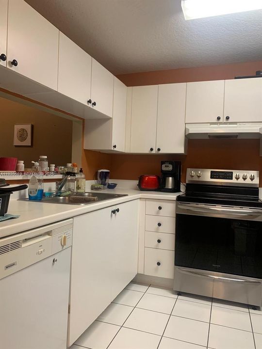 For Rent: $2,950 (3 beds, 2 baths, 1408 Square Feet)