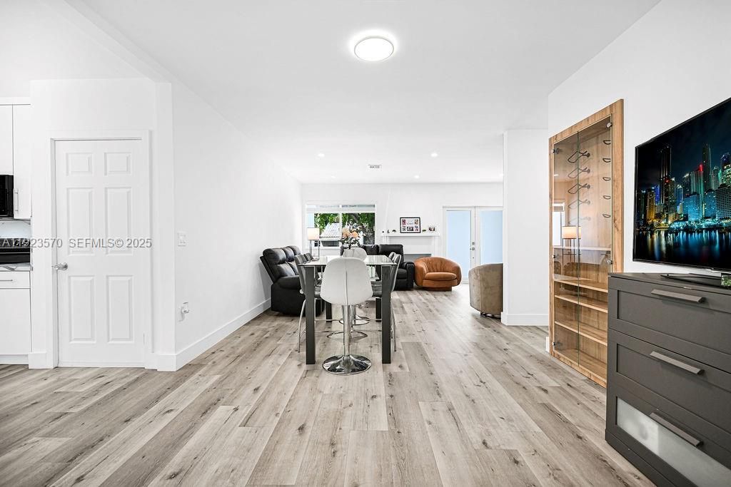 出租: $5,999 (3 贝兹, 2 浴室, 1418 平方英尺)