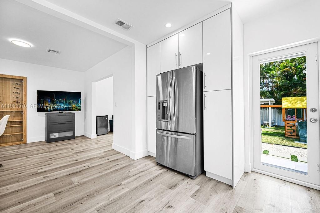 出租: $5,999 (3 贝兹, 2 浴室, 1418 平方英尺)