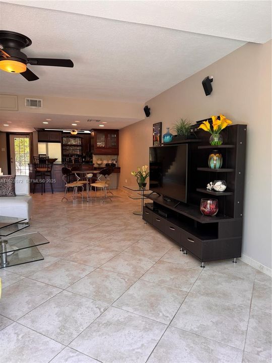 For Rent: $3,600 (2 beds, 1 baths, 1056 Square Feet)