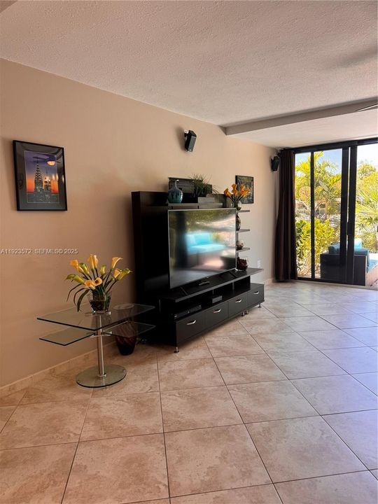 For Rent: $3,600 (2 beds, 1 baths, 1056 Square Feet)