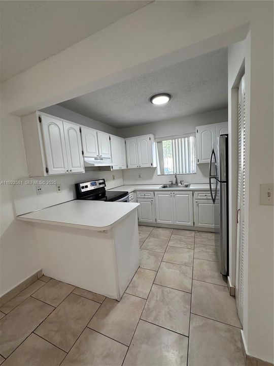 For Rent: $2,200 (2 beds, 2 baths, 950 Square Feet)