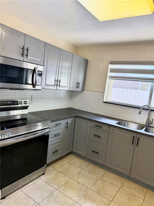 For Rent: $1,650 (1 beds, 1 baths, 2863 Square Feet)