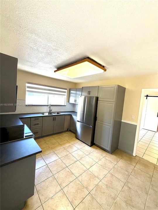 For Rent: $1,650 (1 beds, 1 baths, 2863 Square Feet)
