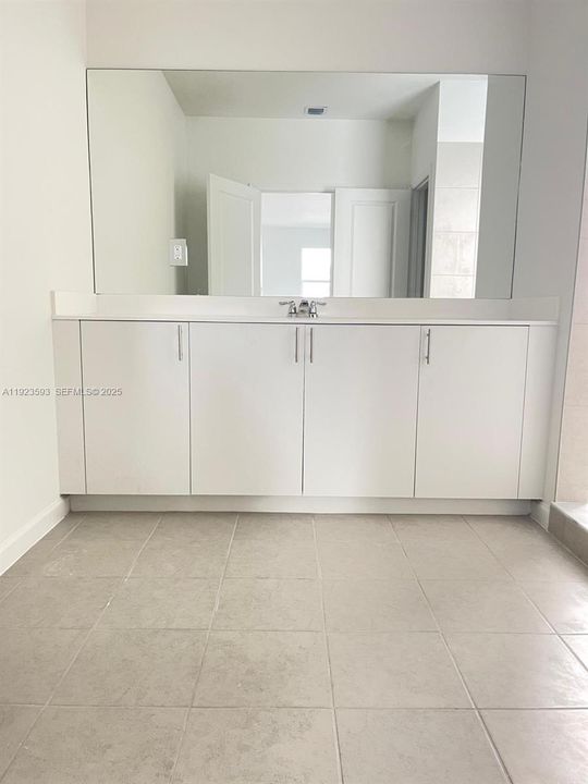 For Rent: $4,200 (5 beds, 3 baths, 2665 Square Feet)