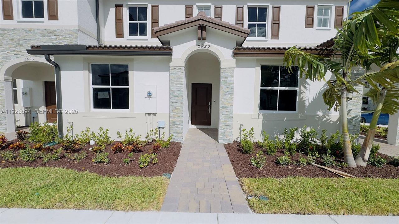 Active With Contract: $2,450 (3 beds, 3 baths, 1334 Square Feet)