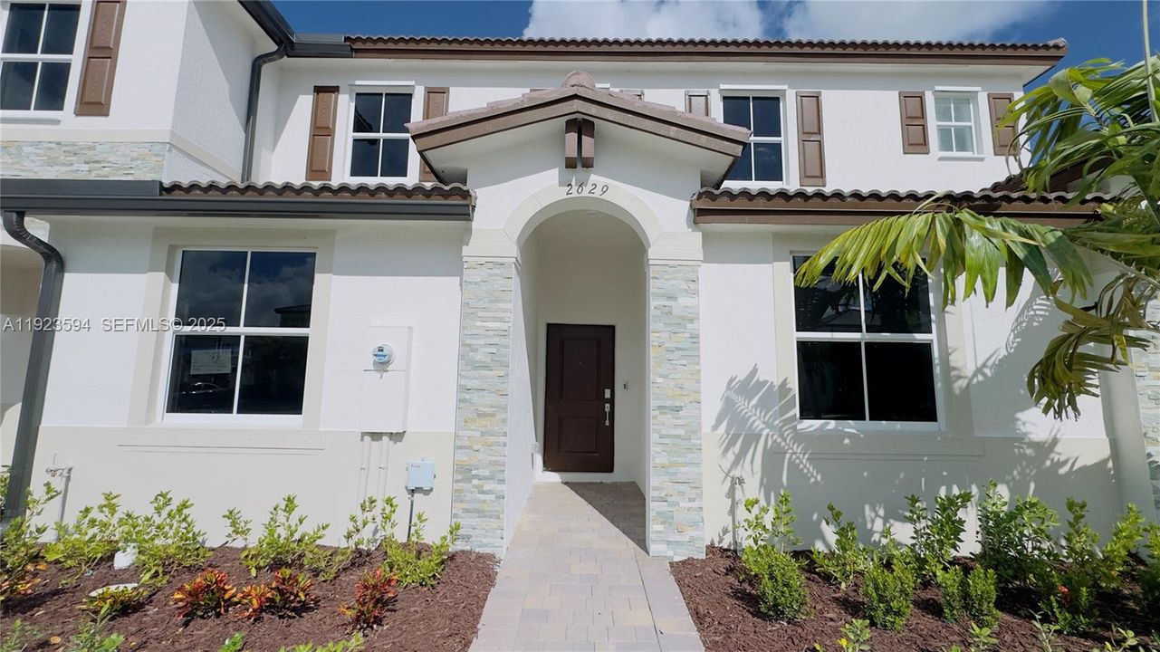 Active With Contract: $2,450 (3 beds, 3 baths, 1334 Square Feet)