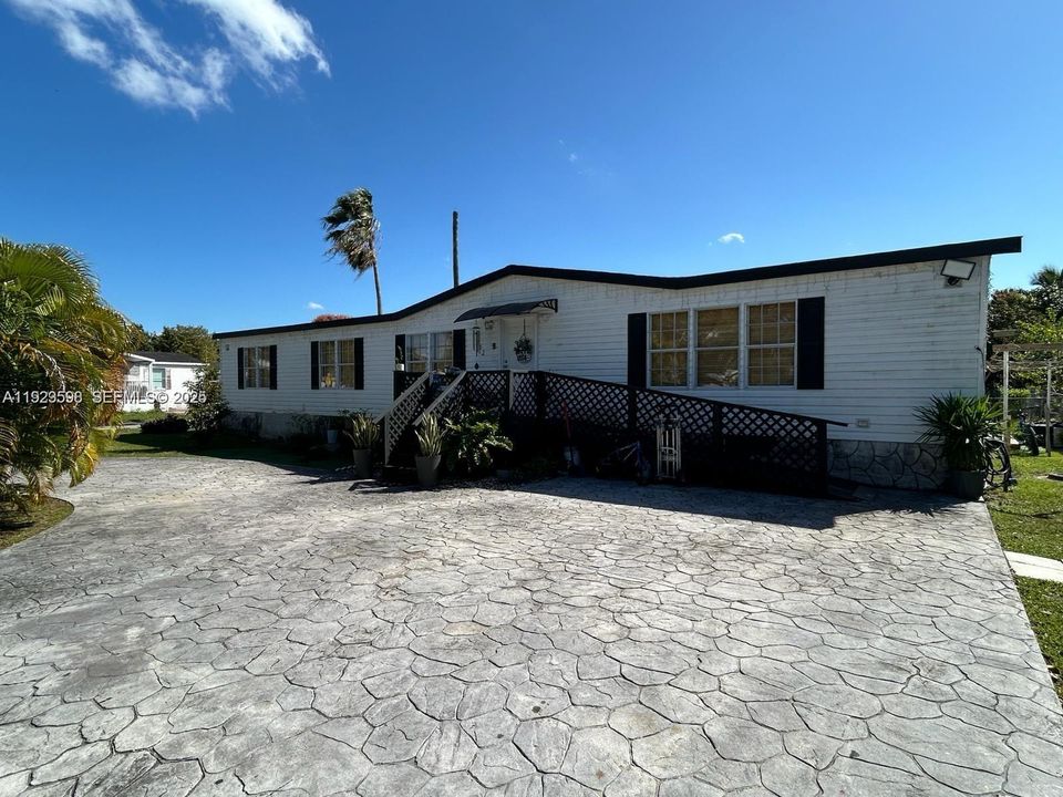 For Sale: $309,500 (3 beds, 2 baths, 1690 Square Feet)