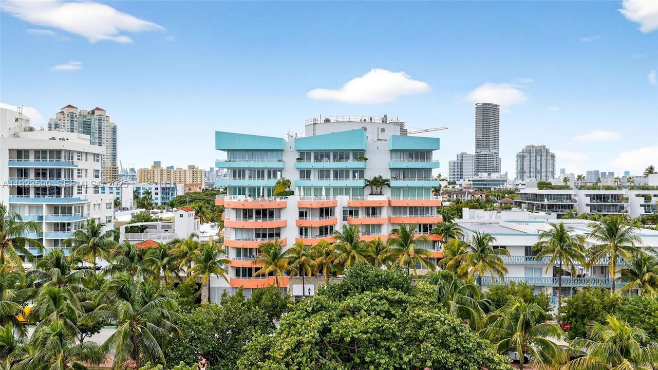 For Sale: $1,395,000 (2 beds, 2 baths, 1037 Square Feet)