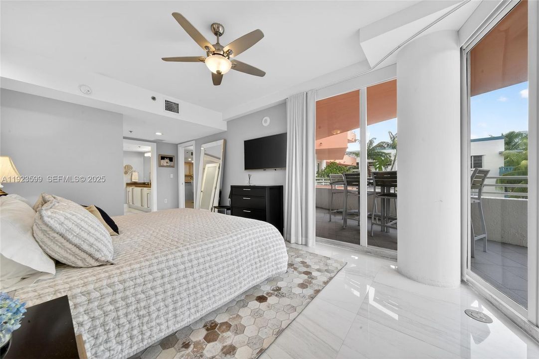 For Sale: $1,395,000 (2 beds, 2 baths, 1037 Square Feet)