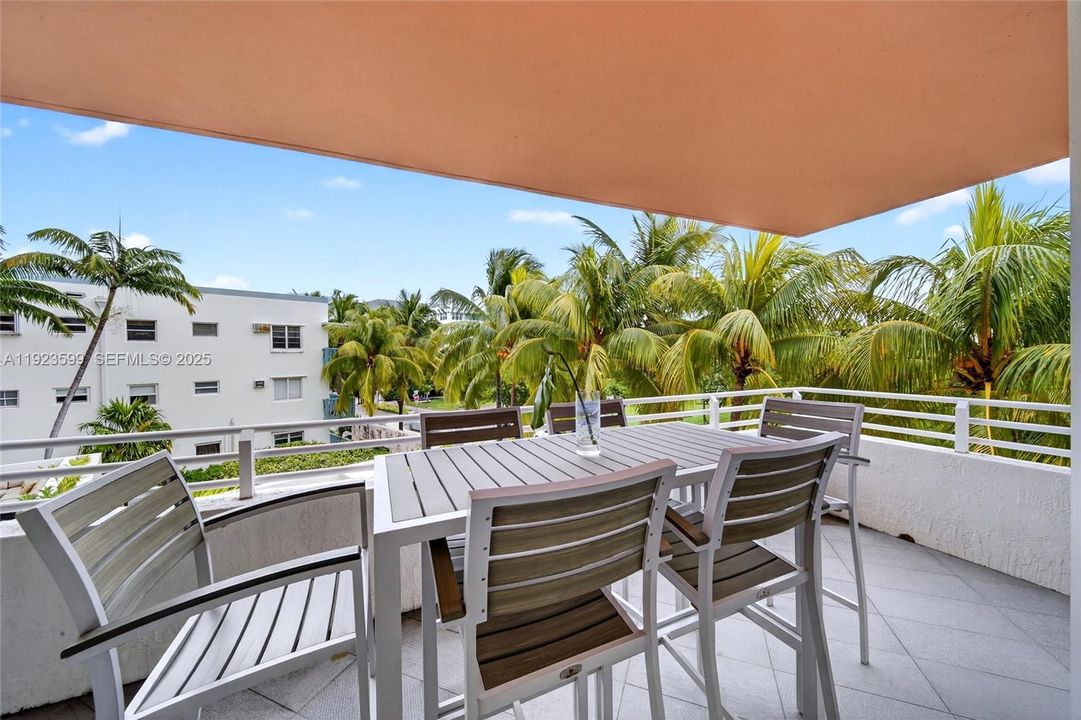 For Sale: $1,395,000 (2 beds, 2 baths, 1037 Square Feet)