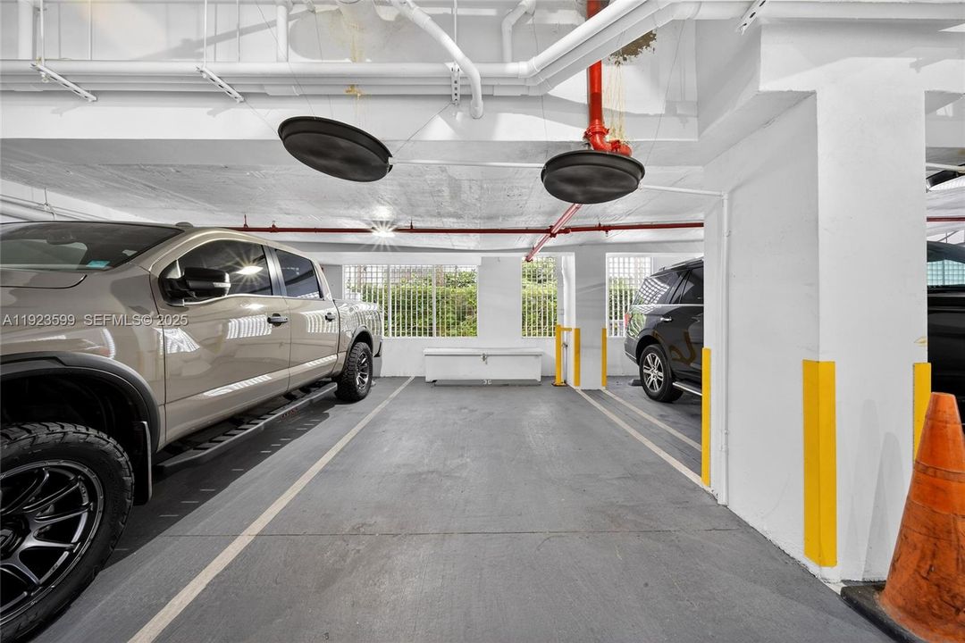 For Sale: $1,395,000 (2 beds, 2 baths, 1037 Square Feet)