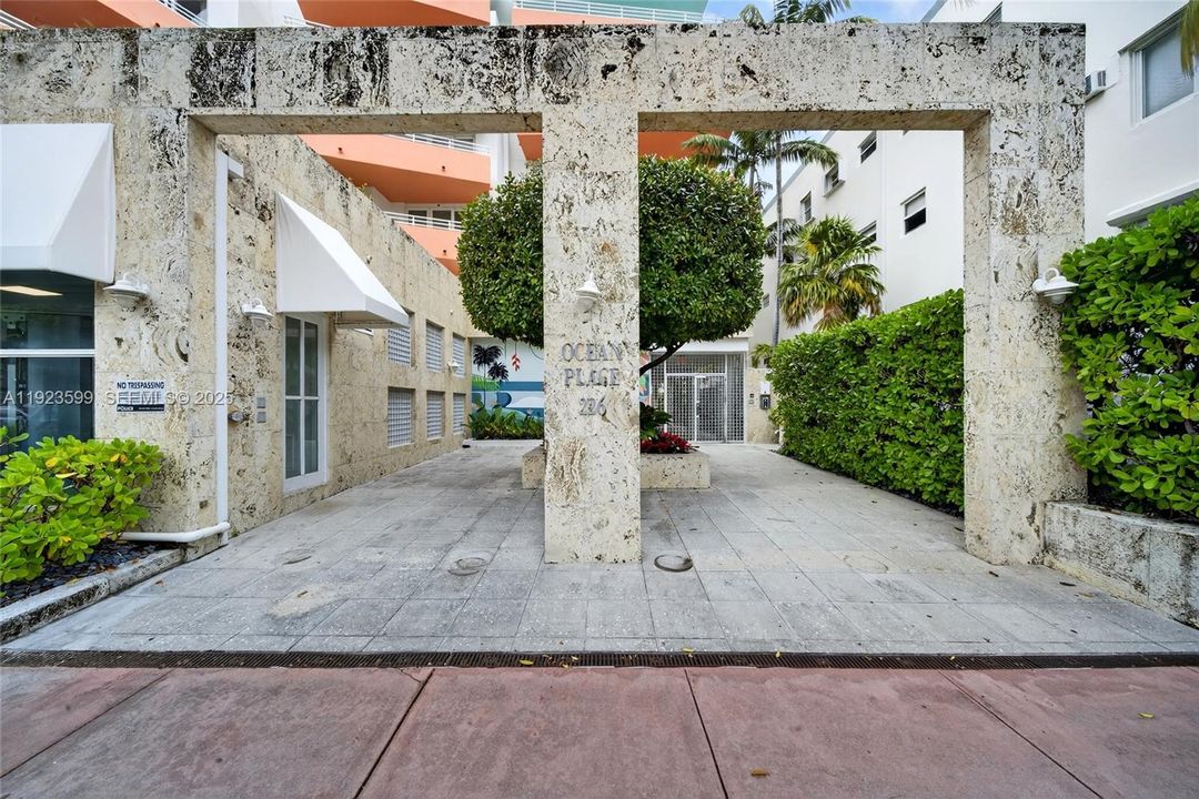 For Sale: $1,395,000 (2 beds, 2 baths, 1037 Square Feet)