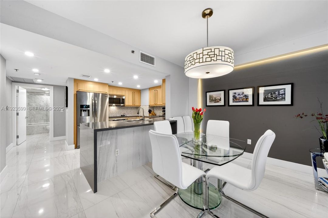 For Sale: $1,395,000 (2 beds, 2 baths, 1037 Square Feet)
