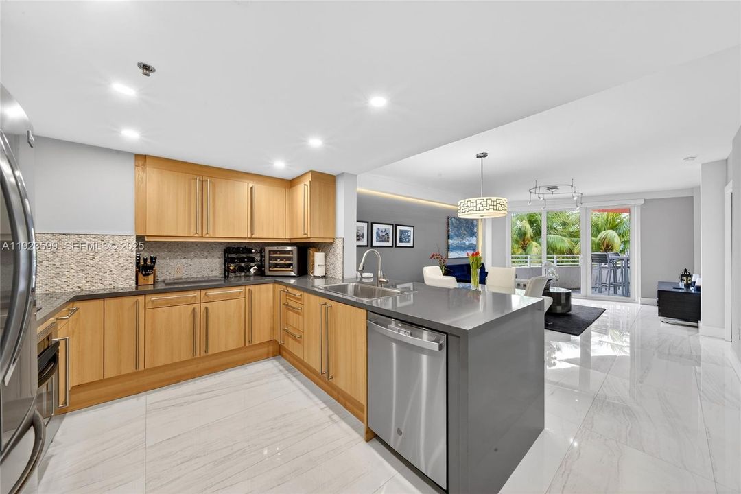 For Sale: $1,395,000 (2 beds, 2 baths, 1037 Square Feet)