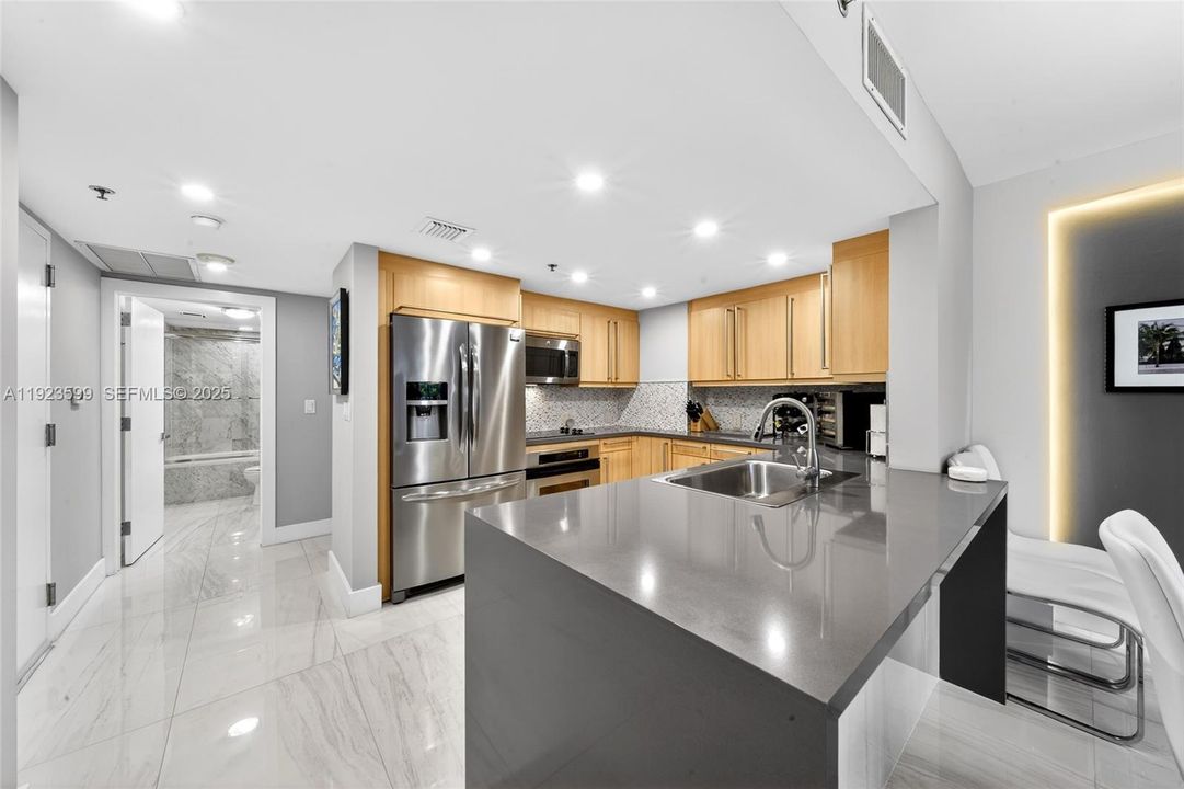 For Sale: $1,395,000 (2 beds, 2 baths, 1037 Square Feet)