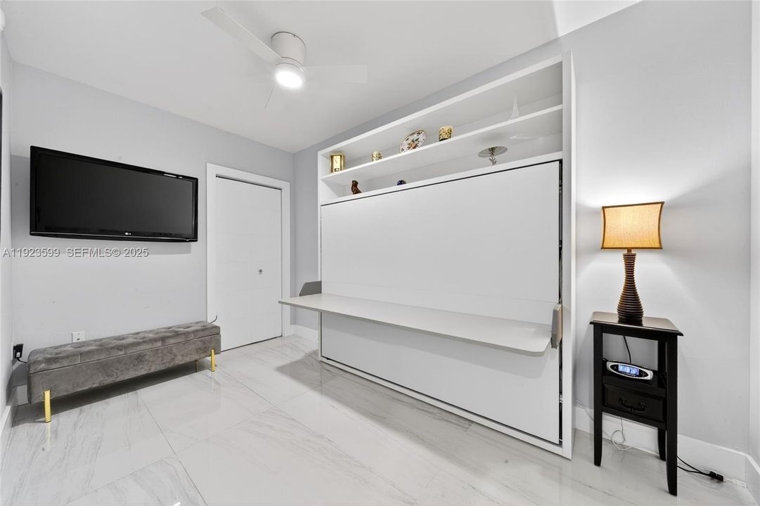 For Sale: $1,395,000 (2 beds, 2 baths, 1037 Square Feet)