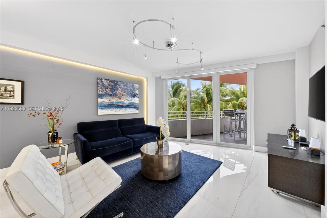 For Sale: $1,395,000 (2 beds, 2 baths, 1037 Square Feet)