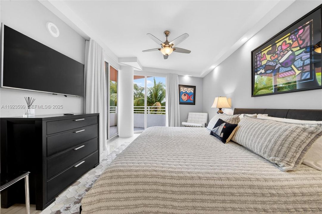 For Sale: $1,395,000 (2 beds, 2 baths, 1037 Square Feet)