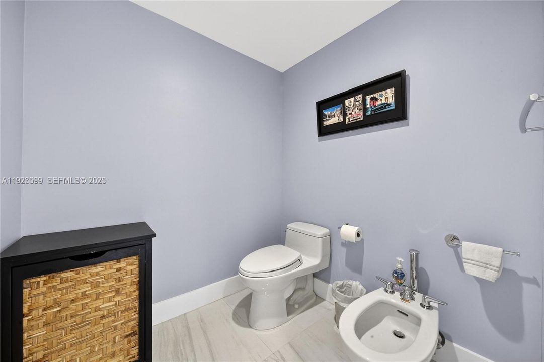 For Sale: $1,395,000 (2 beds, 2 baths, 1037 Square Feet)