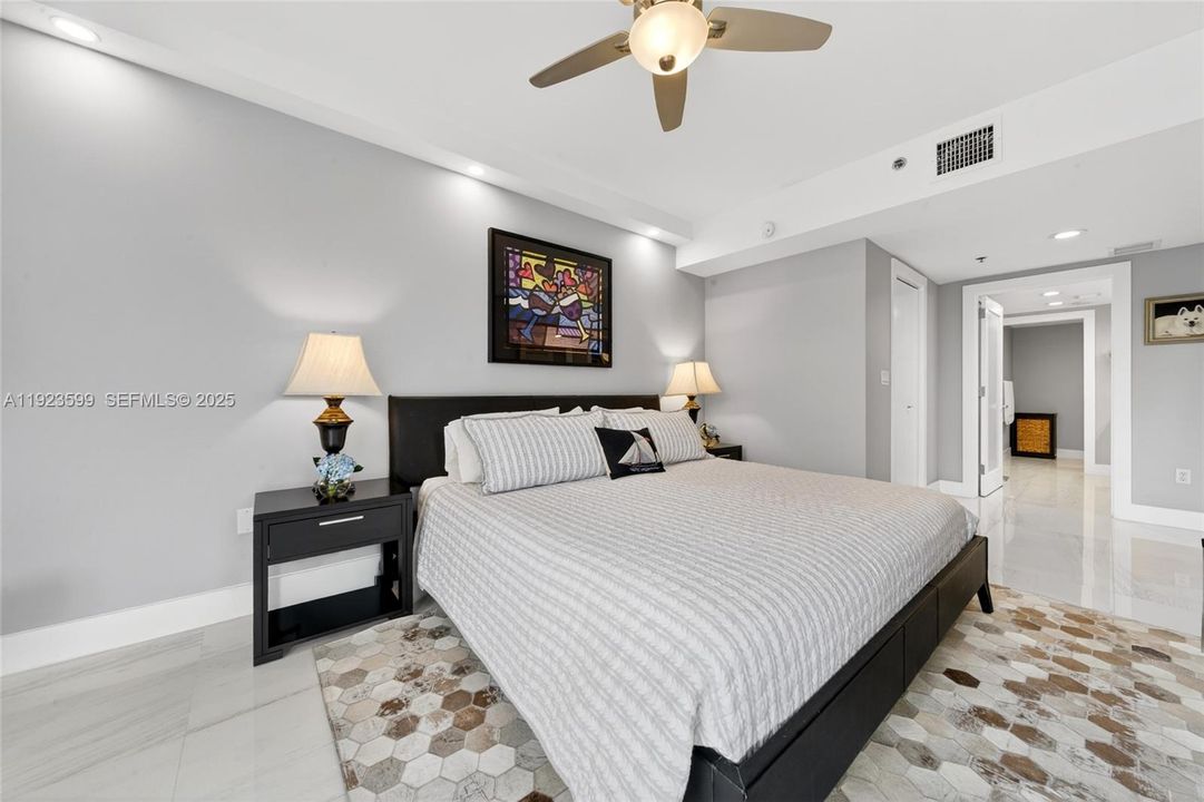 For Sale: $1,395,000 (2 beds, 2 baths, 1037 Square Feet)