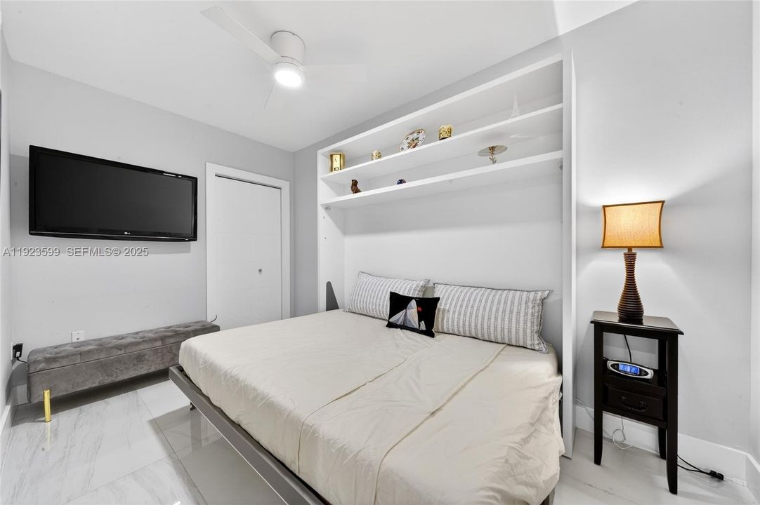 For Sale: $1,395,000 (2 beds, 2 baths, 1037 Square Feet)