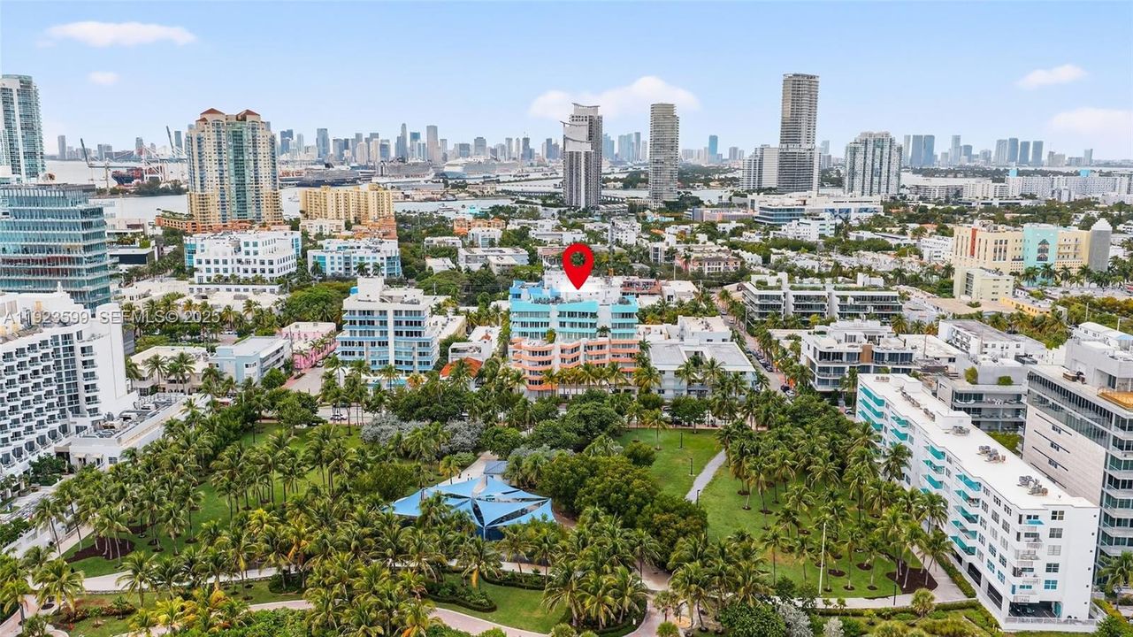 For Sale: $1,395,000 (2 beds, 2 baths, 1037 Square Feet)